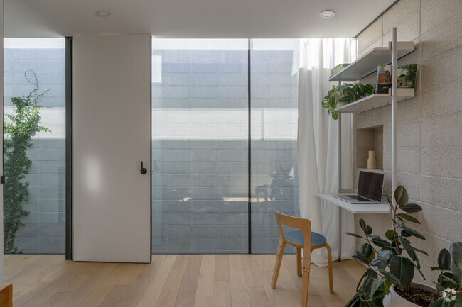 Building Photo - 818 W McKinley St Unit East Rental