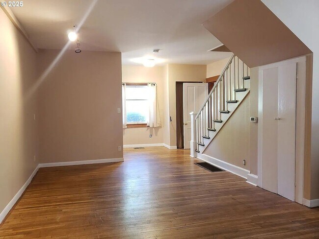 Photo - Large 6 Bedroom Close to UofO Campus