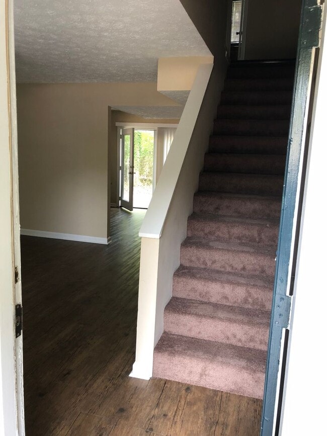 Building Photo - 2 Bedroom 1.5 Bath Townhouse in Flowery Br...