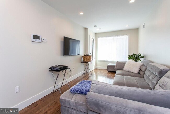 Photo - 2009 Oakford St Unit 1