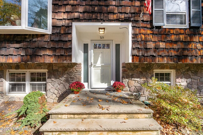 Photo - 315 Beverly Way
