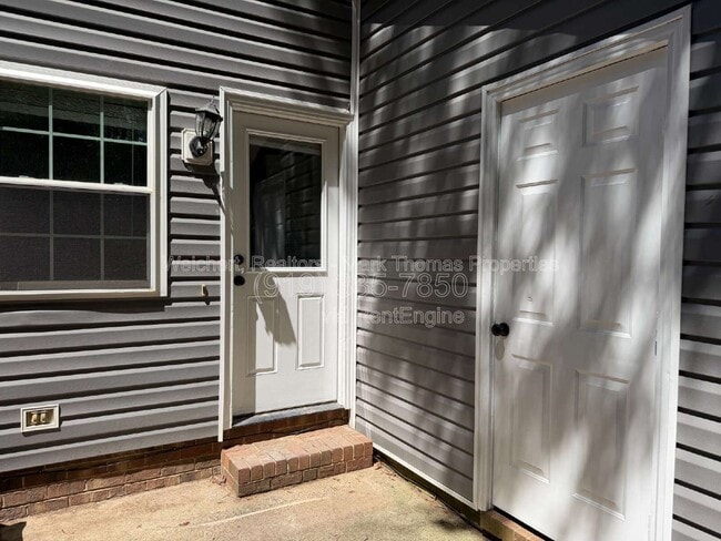 Photo - 208 Bridgefield Pl