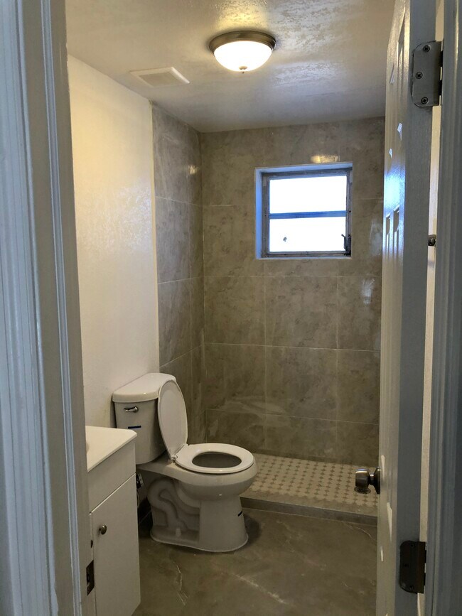 Photo - 2025 Madison St