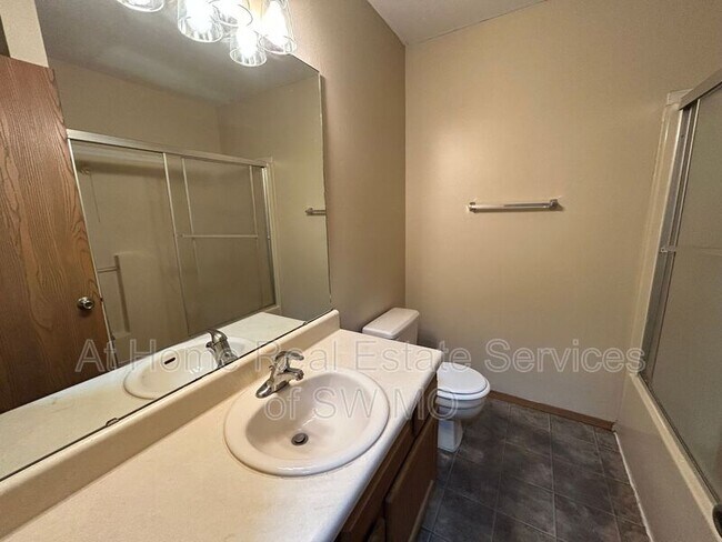 Photo - 1143 W Hall St