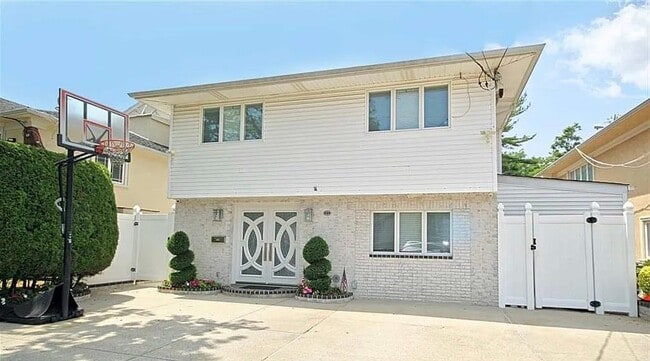 344 Mayfair Dr S