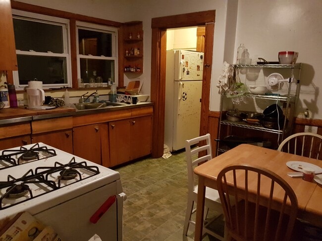 Eat-in kitchen - 30 Whitfield Rd