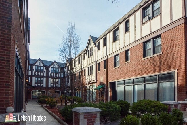 Building Photo - 922 N Green Bay Rd Unit A05C