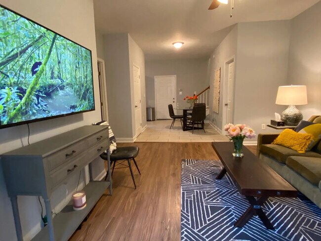 Room in Duplex on Jones Ave NW