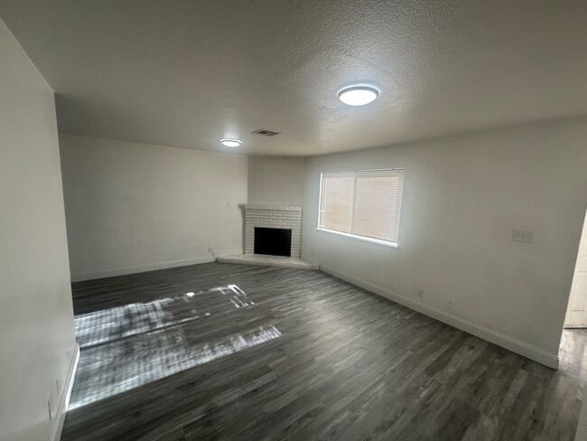 Photo - 3 BEDROOM 2 BATH, DOWNSTAIRS UNIT, NO CARPET, WITH WASHER AND DRYER, NEAR NELLIS AFB! Unit 6945 Mendon #2