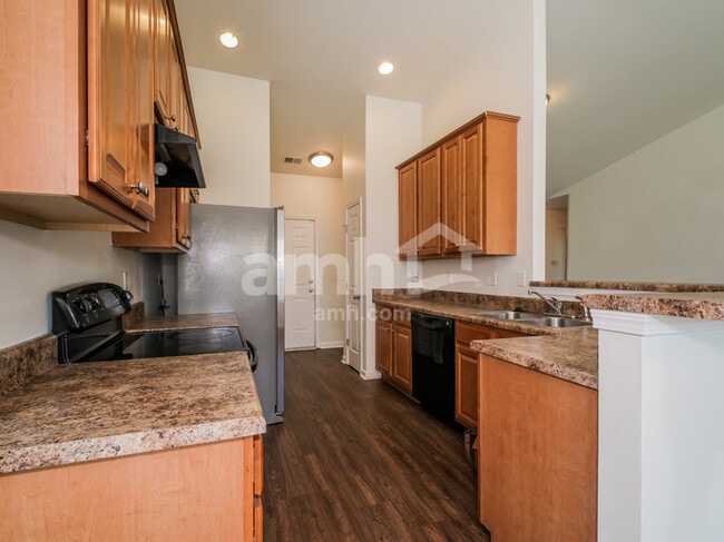 Photo - 1408 Parkland Way