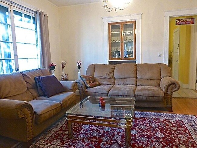 Building Photo - WASHINGTON SQUARE 3 BED AVAILABLE FOR JUNE 1ST