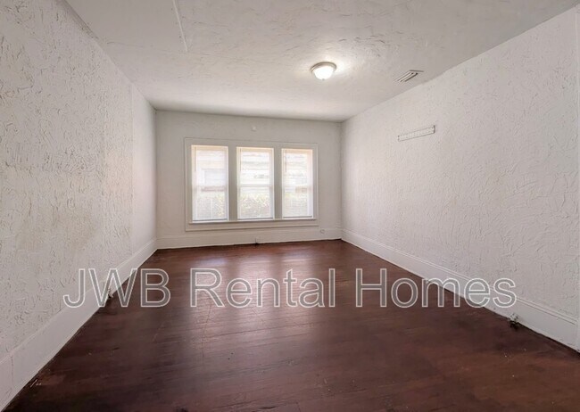 Photo - 28 33rd St W