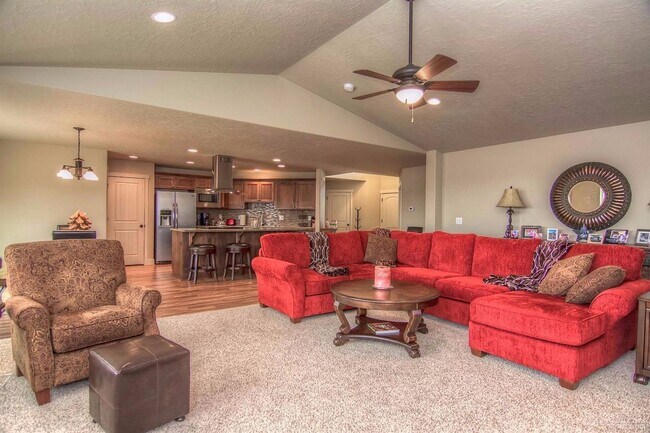 Photo - Gorgeous 4-bedroom single level unfurnished Terrebonne Home with Mountain Views!