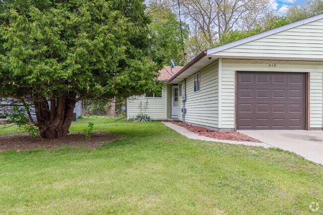 Building Photo - 2- Bedroom Duplex- Only $1100/Month! Rental