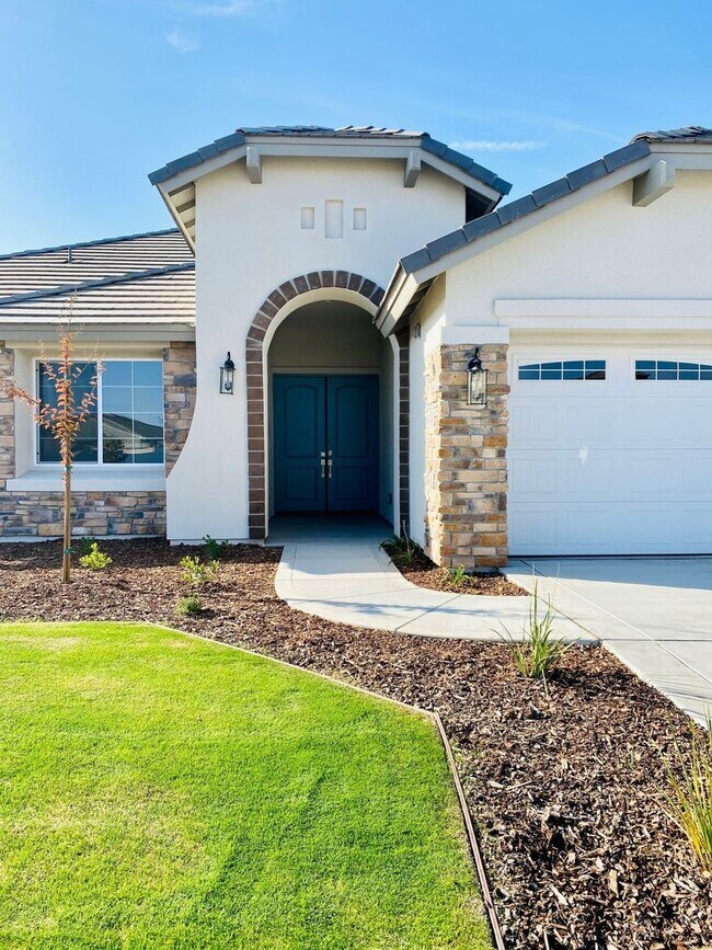 Photo - Stunning 4 Bed/3 Bath Belcourt Seven Oaks Home w/ $0 Deposit Option & More