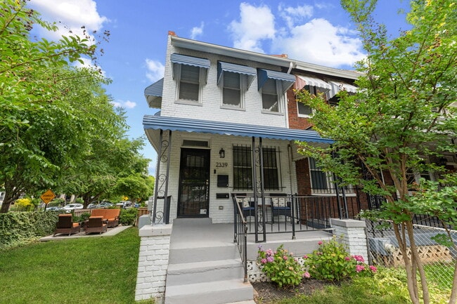 Sunny renovated Brookland end unit! - 2339 3rd St NE Unit 2339 3rd St NE