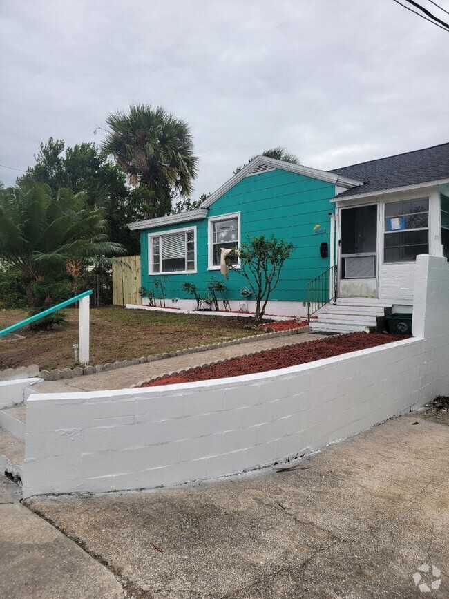 Building Photo - Cute 3 bedroom home 1 block from beach!