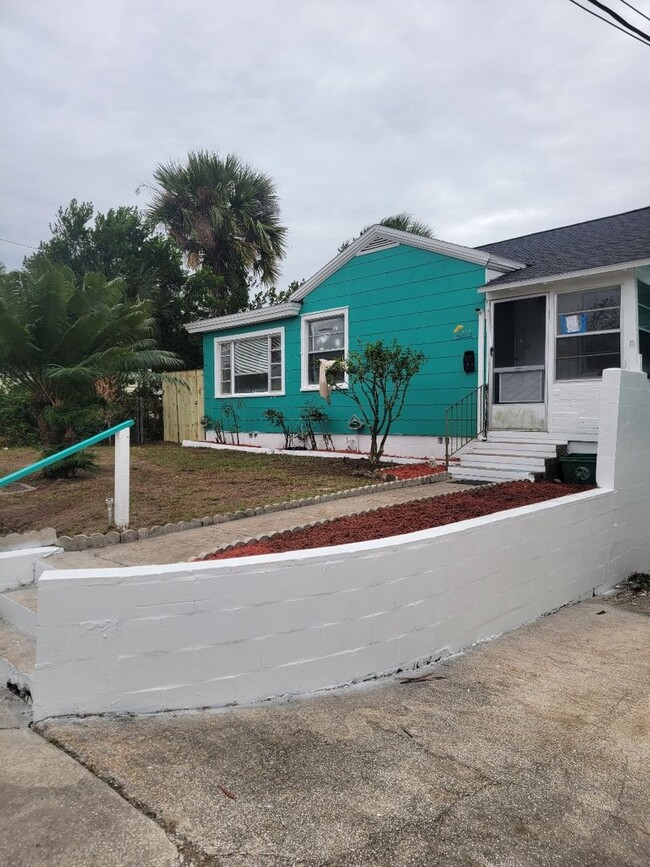 Cute 3 bedroom home 1 block from beach! - Cute 3 bedroom home 1 block from beach!