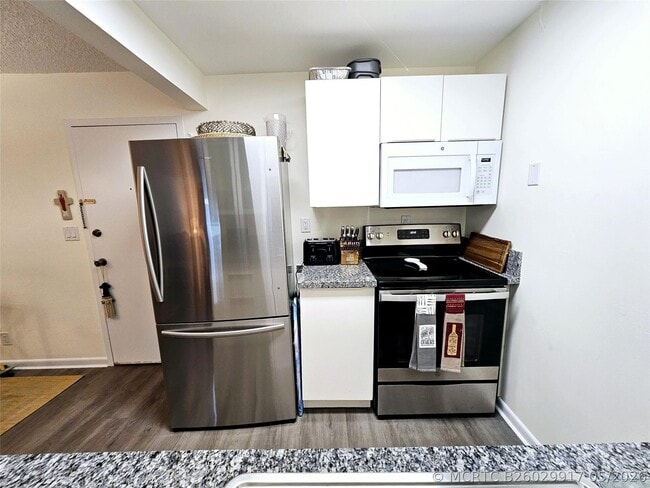 Building Photo - 3212 NE 12th St Unit 202