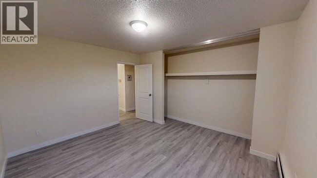 Photo - 9515-9100 100 Ave.