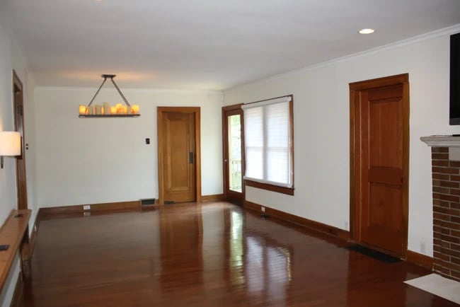 Photo - 810 E 1st St