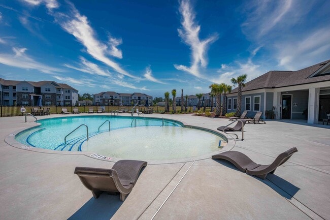 Photo - Hawthorne at the Bend