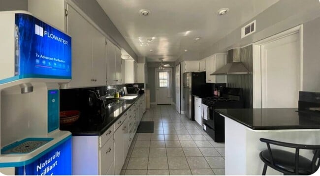 Photo - 1345 N Van Ness Ave