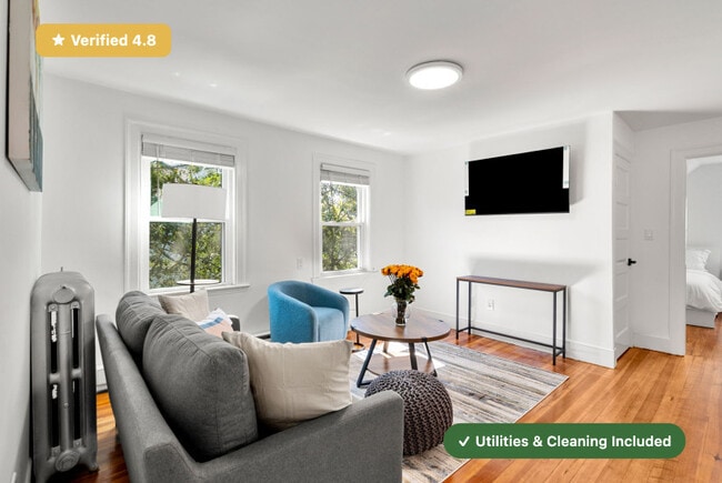 Photo - RoostUp Furnished Private Bedroom in Jamai...