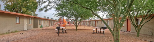 Building Photo - Gran jardin
