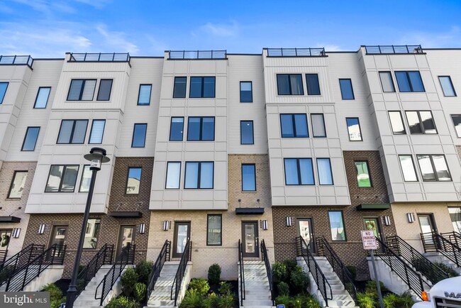 Building Photo - 908 Laurens Aly