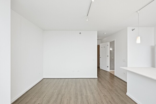 Photo - 357 W Hubbard St