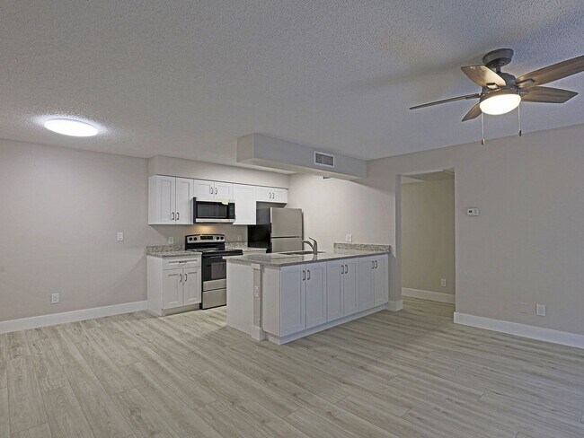 Photo - AVAILABLE NOW Unidad 5305 Summerlin Rd #516 Fort Myers, Fl 33919