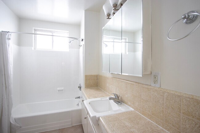 Photo - 839 S Plymouth Blvd Unit 5