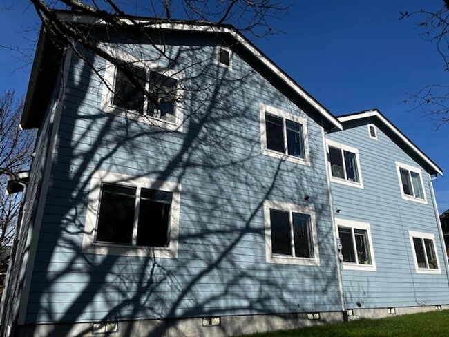 Photo - 4 Bed 2 Bath 2 Car Garage Unit Close to WWU and Fairhaven Unit 2322