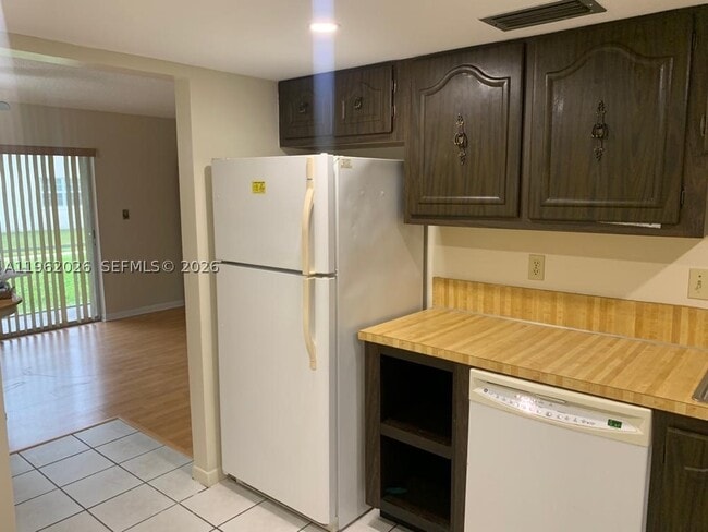 Photo - 335 W Laurel Dr Unit 1M