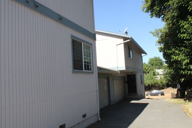 Building Photo - 2004 Cavallo Rd Unit A