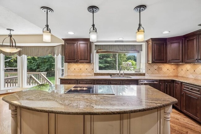 Photo - 991 Lakepointe Ct