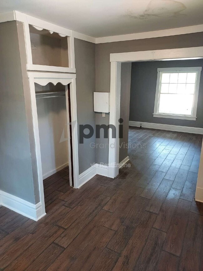 Photo - 250 N College St