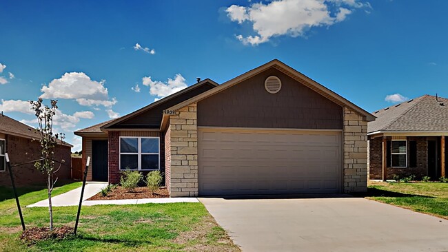 Very Nice 3 bedroom 2 bath home in Yukon s... - Very Nice 3 bedroom 2 bath home in Yukon s...