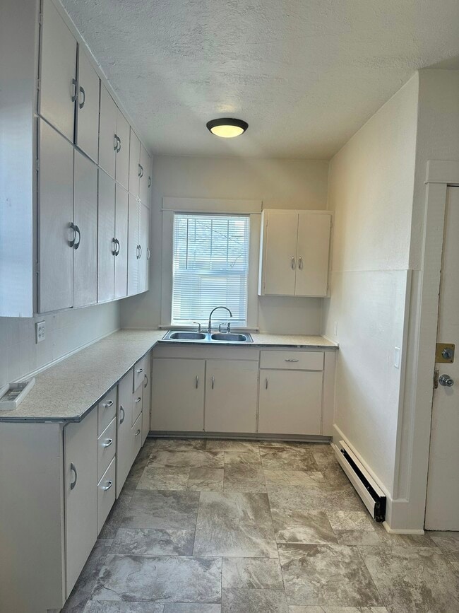 Building Photo - 811 St James St Unit 2