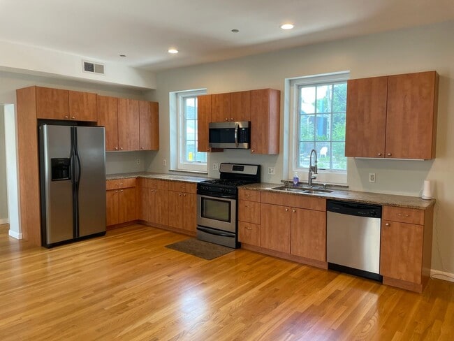 Building Photo - Newly Renovated Townhouse Style Condo for Rent in Providence!