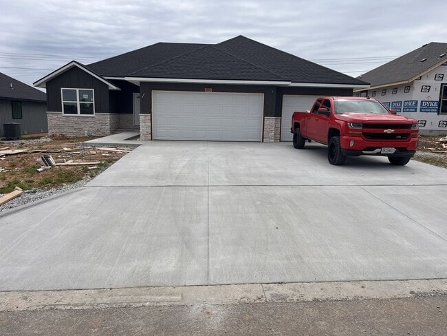 Building Photo - Beautiful, brand-new, 3-bedroom, 2-bath home in Nixa with a 3-car garage.