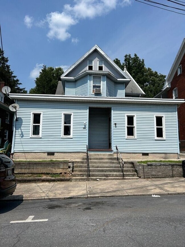 Building Photo - 25 N Washington St Unit Apartment D