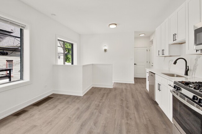Building Photo - 3058 W Cortland St Unit 101