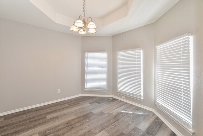Photo - 717 Rockett Ln