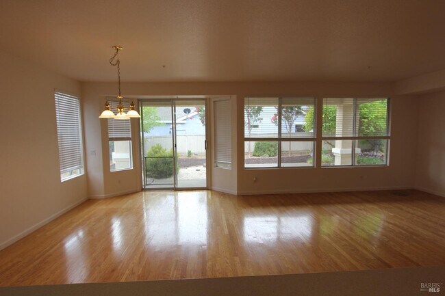 Photo - 101 Del Webb Dr House