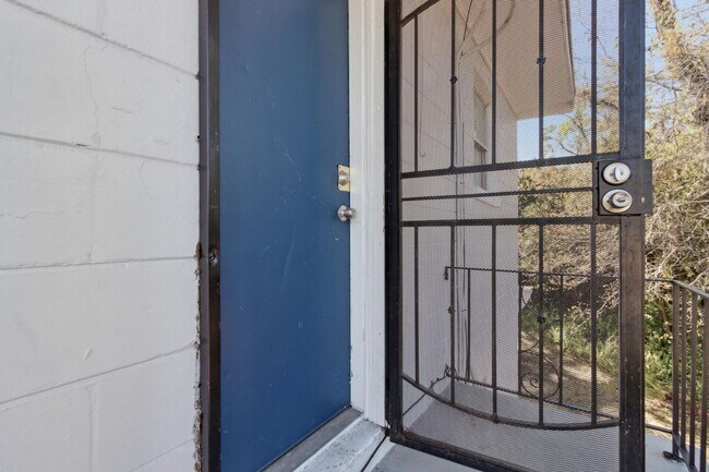 Building Photo - 1110 W 29th St Rental