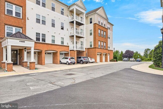 Building Photo - 41895 Cathedral Valley Square Unit 401