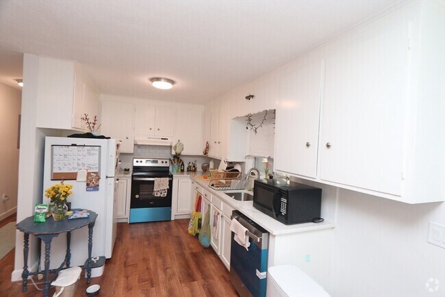 Building Photo - 72 Cushing St Unit 72A Rental