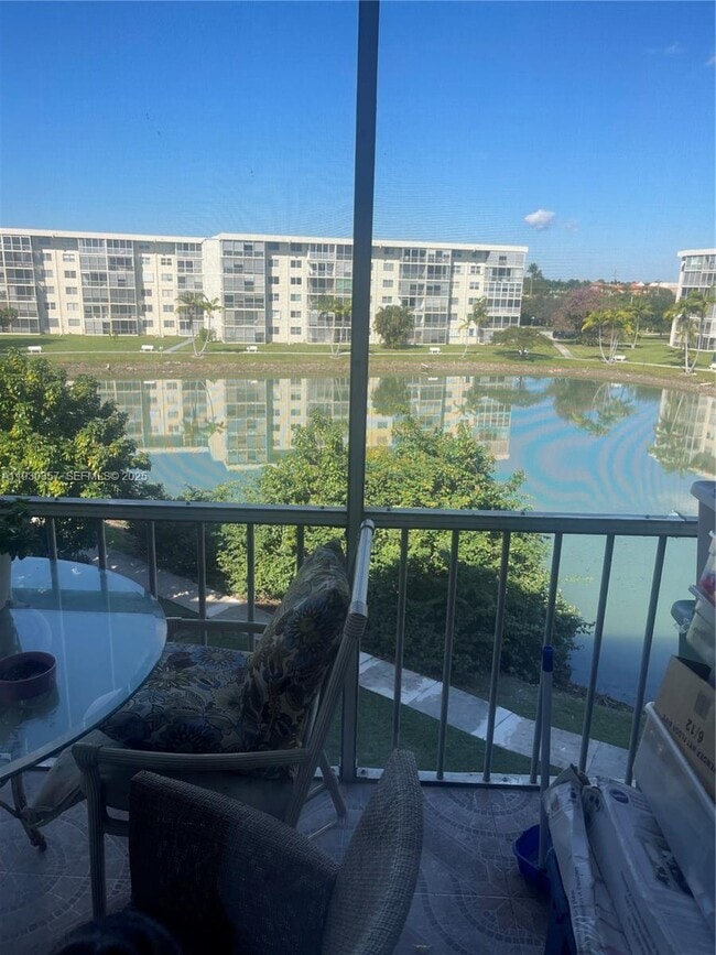 Building Photo - 2905 Point E Dr Unit L404